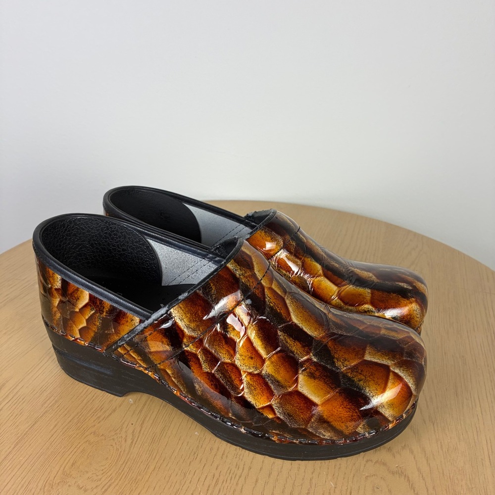 Dansko Professional Amber Reptile Patent Leather Clogs Womens EU 40 9.5-10